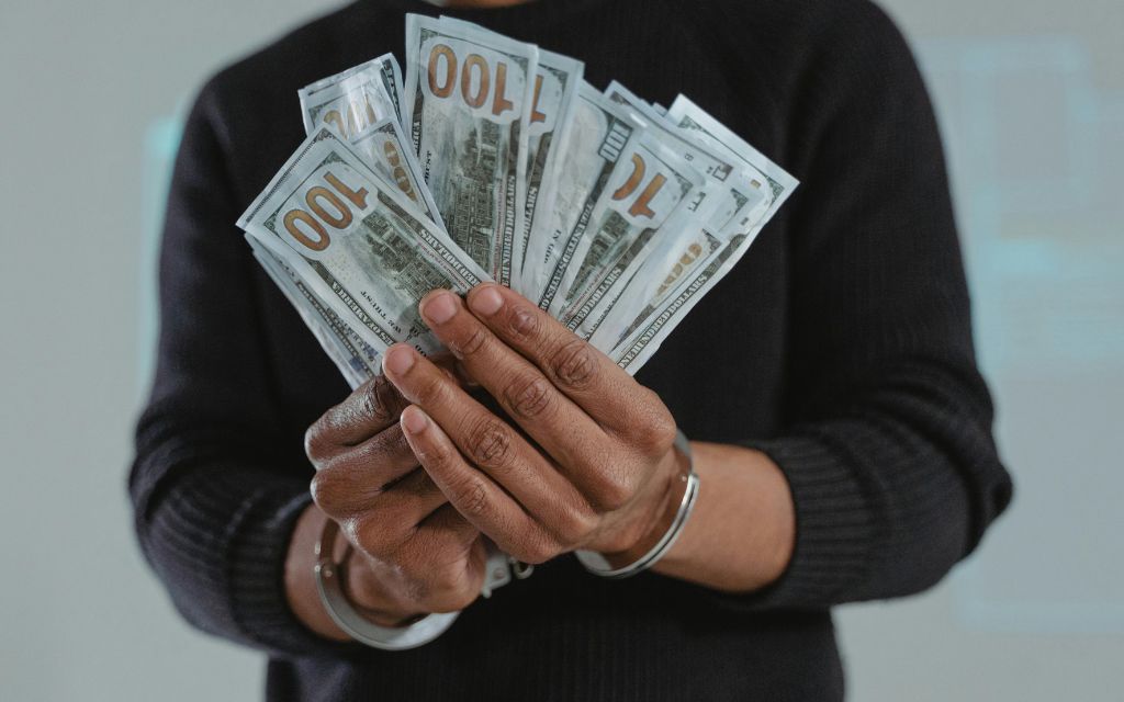 Ponzi và kim tự tháp trong mô hình tài chính và kinh doanh hệ thống